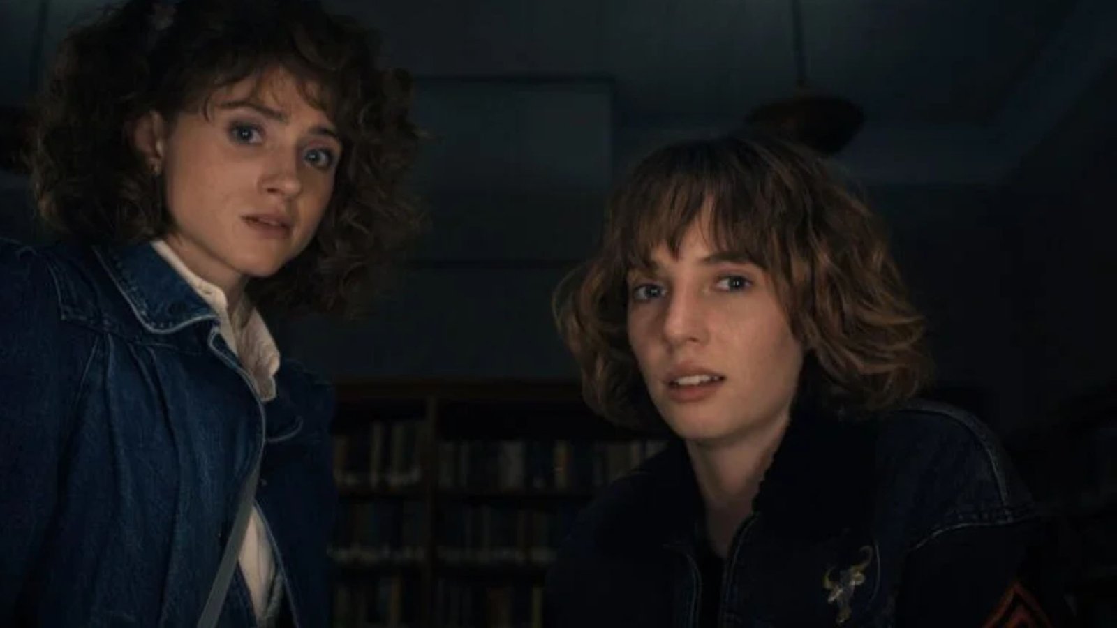 Nancy Wheeler e Robin Buckley, as detetives do Spinoff de Stranger Things, "One Way or Another". O livro de mistério liga as temporadas 4 e 5.